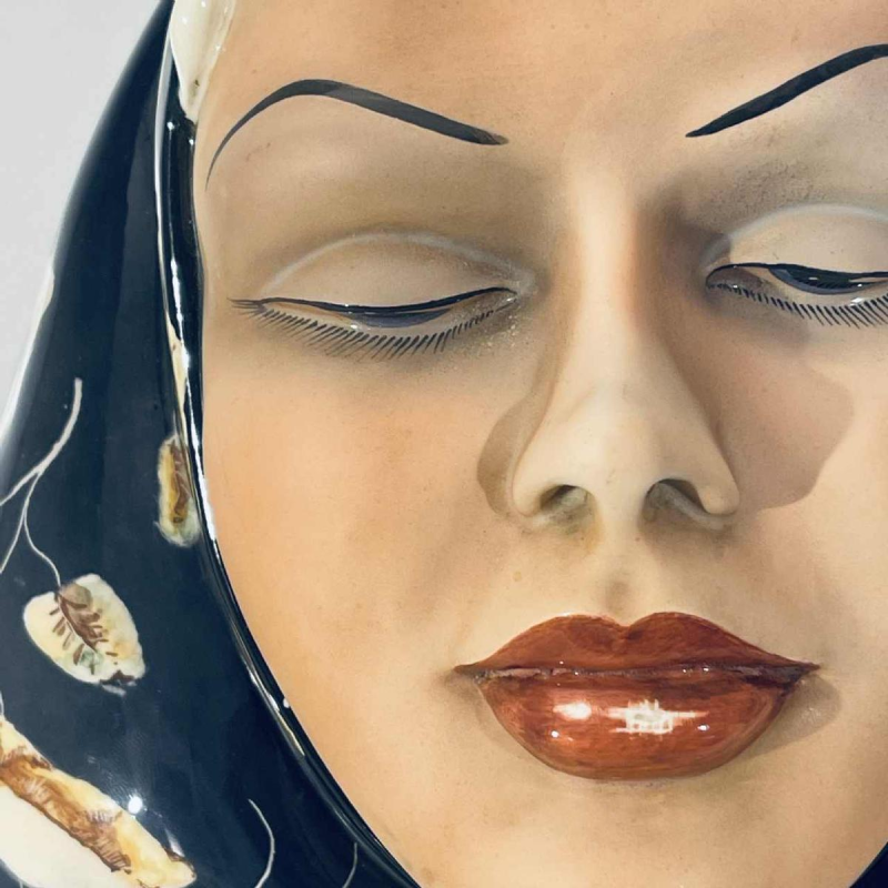 TRIART BASSANO 'Visage de femme au voile' sculpture buste, céramique polychrome Art Déco, ca 1940