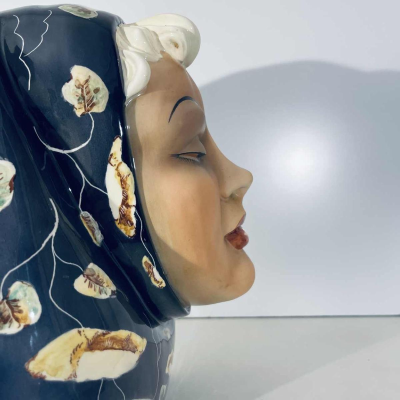 TRIART BASSANO 'Visage de femme au voile' sculpture buste, céramique polychrome Art Déco, ca 1940