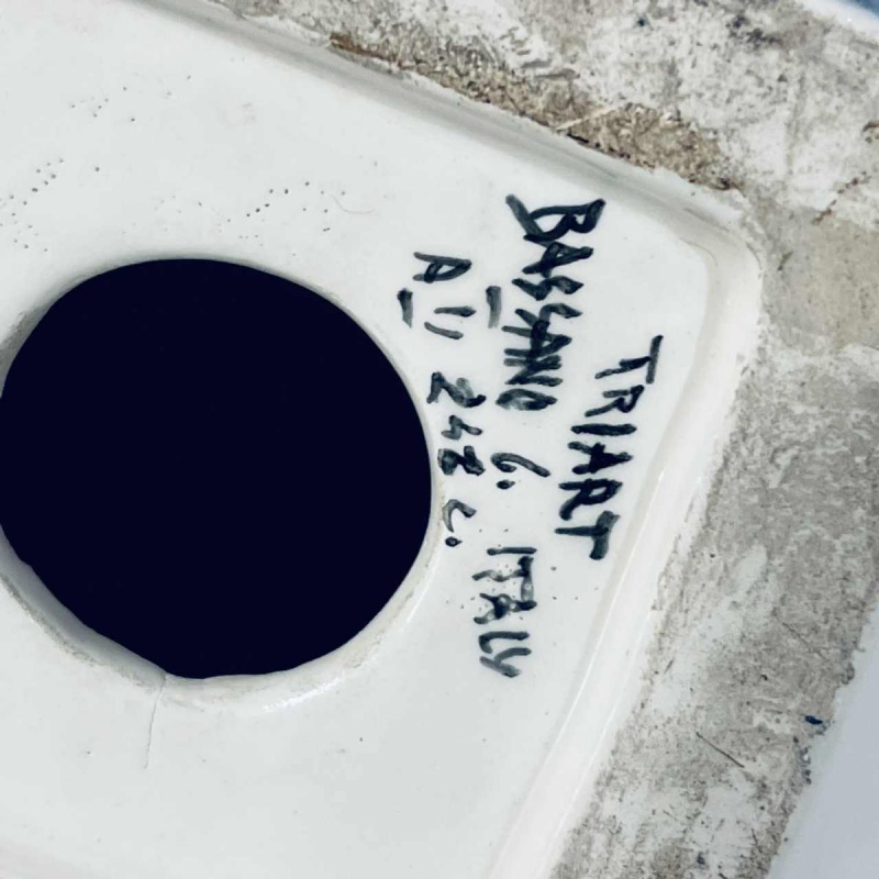 TRIART BASSANO Bustesculptuur 'Gezicht van een vrouw met sluier', polychroom Art Deco keramiek, ca. 1940