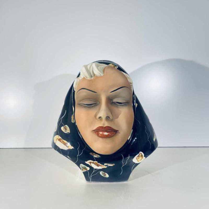 TRIART BASSANO Bustesculptuur 'Gezicht van een vrouw met sluier', polychroom Art Deco keramiek, ca. 1940
