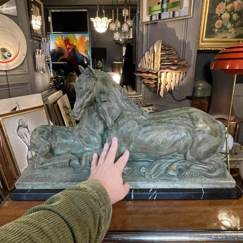 MAURICE WAUCQUEZ 'Repos' merrie en veulen, Art Deco terracotta ruitersculptuur, circa 1935