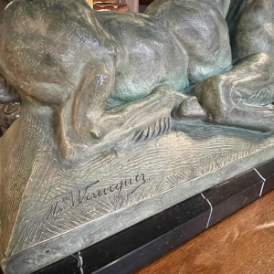 MAURICE WAUCQUEZ 'Repos' merrie en veulen, Art Deco terracotta ruitersculptuur, circa 1935