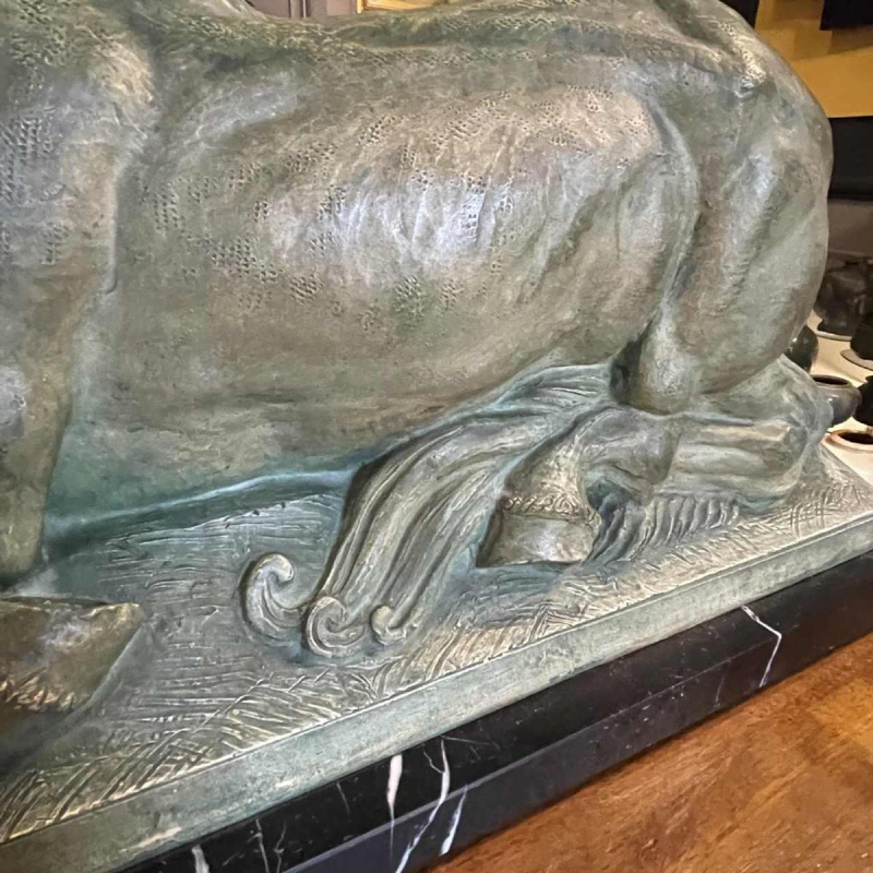 MAURICE WAUCQUEZ 'Repos' merrie en veulen, Art Deco terracotta ruitersculptuur, circa 1935