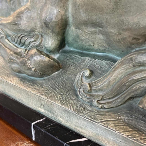 MAURICE WAUCQUEZ 'Repos' merrie en veulen, Art Deco terracotta ruitersculptuur, circa 1935