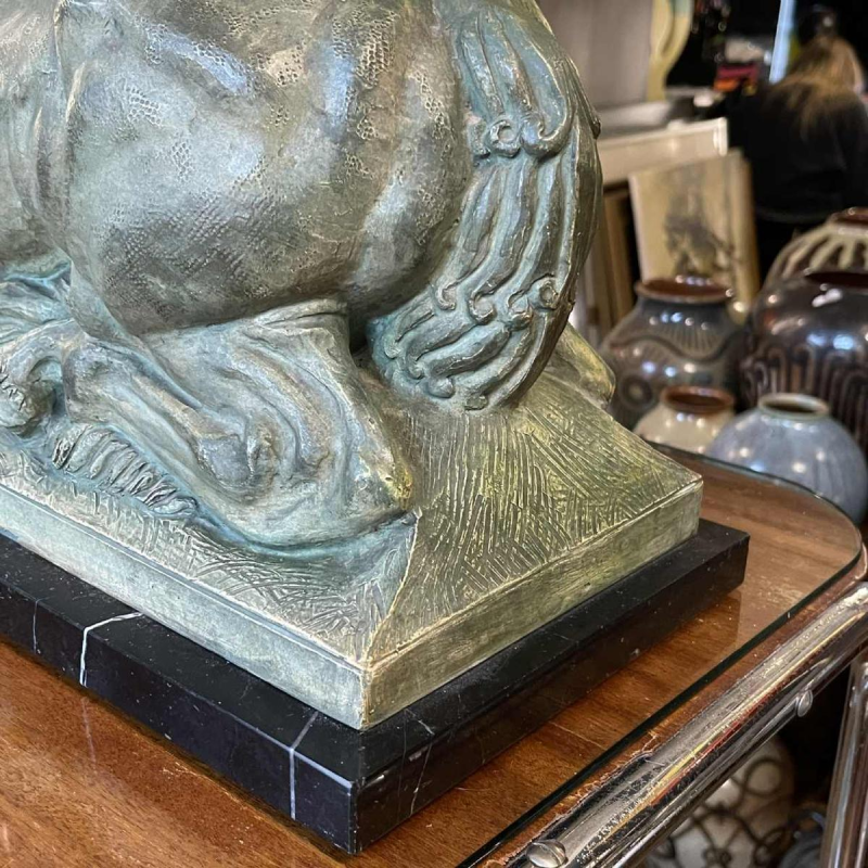 MAURICE WAUCQUEZ 'Repos' merrie en veulen, Art Deco terracotta ruitersculptuur, circa 1935