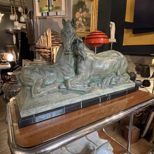 MAURICE WAUCQUEZ 'Repos' merrie en veulen, Art Deco terracotta ruitersculptuur, circa 1935