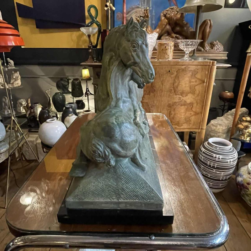 MAURICE WAUCQUEZ 'Repos' merrie en veulen, Art Deco terracotta ruitersculptuur, circa 1935