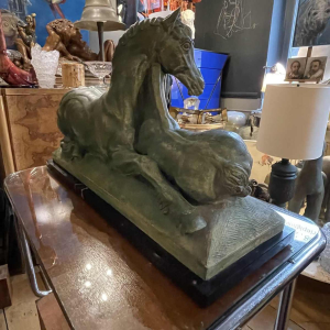 MAURICE WAUCQUEZ 'Repos' merrie en veulen, Art Deco terracotta ruitersculptuur, circa 1935