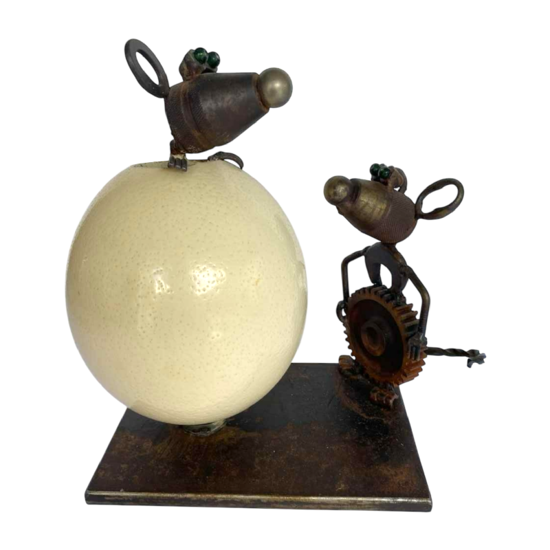 P. Larivière “Ne fais le clown, c'est notre souper“, sculpture métal et oeuf d'autruche , 2010
