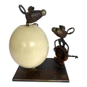 P. Larivière “Ne fais le clown, c'est notre souper“, sculpture métal et oeuf d'autruche , 2010