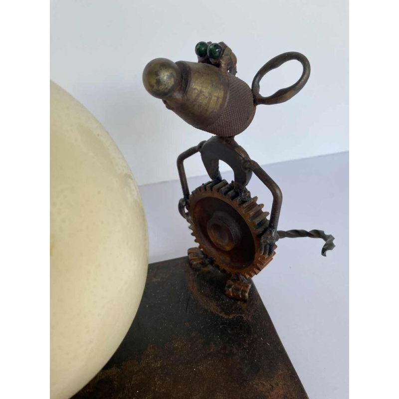 P. Larivière “Ne fais le clown, c'est notre souper“, sculpture métal et oeuf d'autruche , 2010