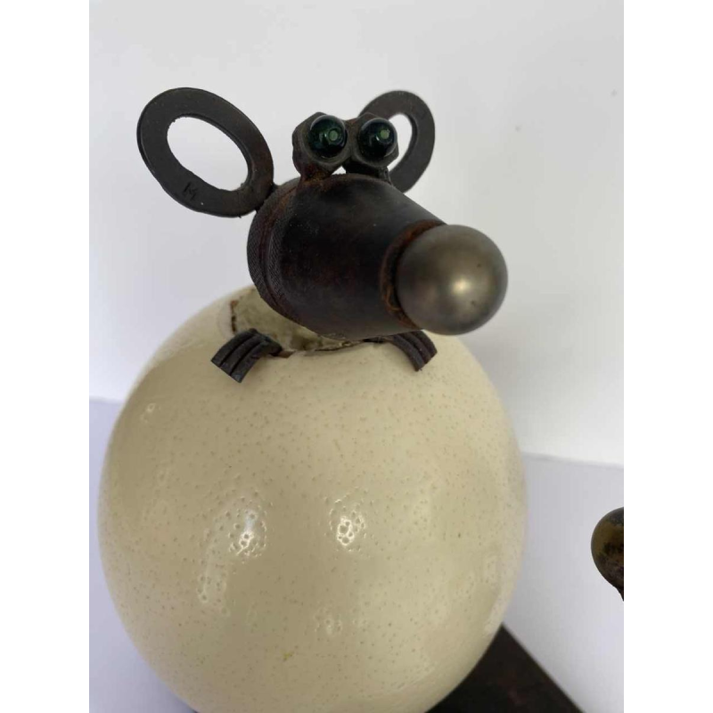 P. Larivière “Ne fais le clown, c'est notre souper“, sculpture métal et oeuf d'autruche , 2010