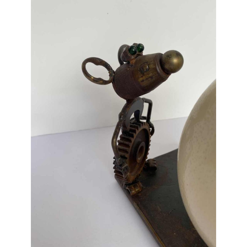 P. Larivière “Ne fais le clown, c'est notre souper”, metalen sculptuur en struisvogelei, 2010