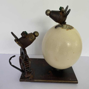 P. Larivière “Ne fais le clown, c'est notre souper”, metalen sculptuur en struisvogelei, 2010