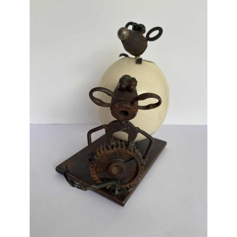 P. Larivière “Ne fais le clown, c'est notre souper“, sculpture métal et oeuf d'autruche , 2010