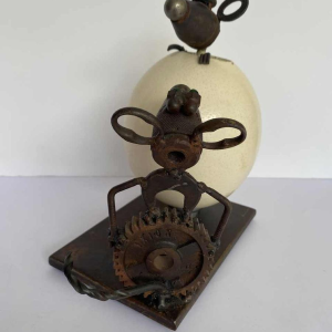 P. Larivière “Ne fais le clown, c'est notre souper”, metalen sculptuur en struisvogelei, 2010