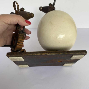 P. Larivière “Ne fais le clown, c'est notre souper“, sculpture métal et oeuf d'autruche , 2010