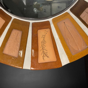 ROGER CAPRON à VALLAURIS, miroir en carreaux de céramique, décor feuilles, 1970