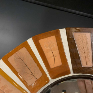 ROGER CAPRON à VALLAURIS, miroir en carreaux de céramique, décor feuilles, 1970