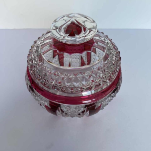Val-Saint-Lambert, bonbonnière en cristal taillé clair doublé rouge, ca 1925