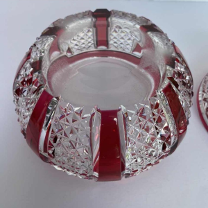 Val-Saint-Lambert, bonbonnière en cristal taillé clair doublé rouge, ca 1925