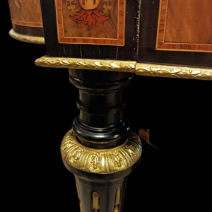 Table de milieu / guéridon Napoléon III, marqueterie, placage, bronze, XIXe s