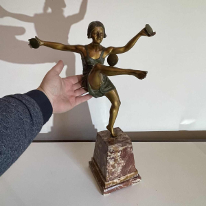 LEONILDO GIANNONI (attr) 'Naakte danseres met schijven' Art Deco sculptuur van gepolychromeerd brons. ca 1930