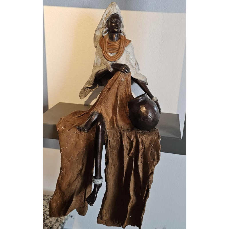 Adama Gandema 'Vrouw bij de waterput' verloren was bronzen sculptuur