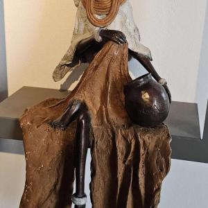 Adama Gandema 'Femme au puit' sculpture bronze cire perdue