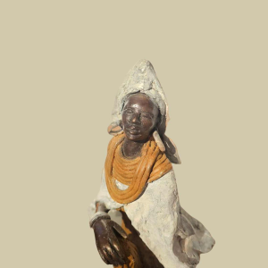 Adama Gandema 'Vrouw bij de waterput' verloren was bronzen sculptuur