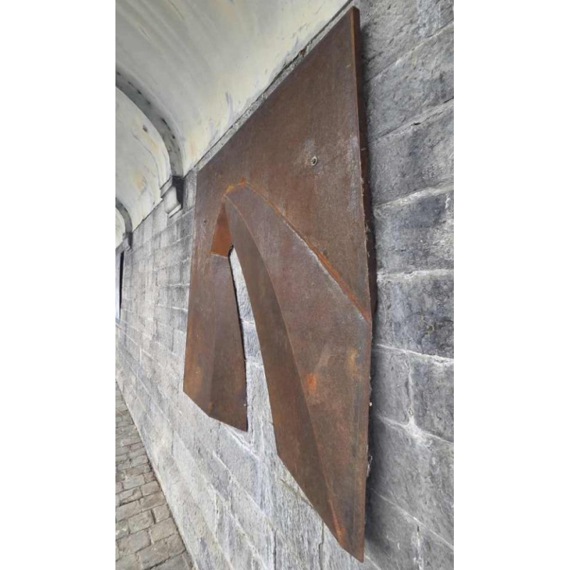 Véronique Roland “Pas-sage” abstracte wandsculptuur in cortenstaal, 21e eeuw