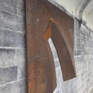 Véronique Roland “Pas-sage“ sculpture murale abstraite en acier corten, XXIe s