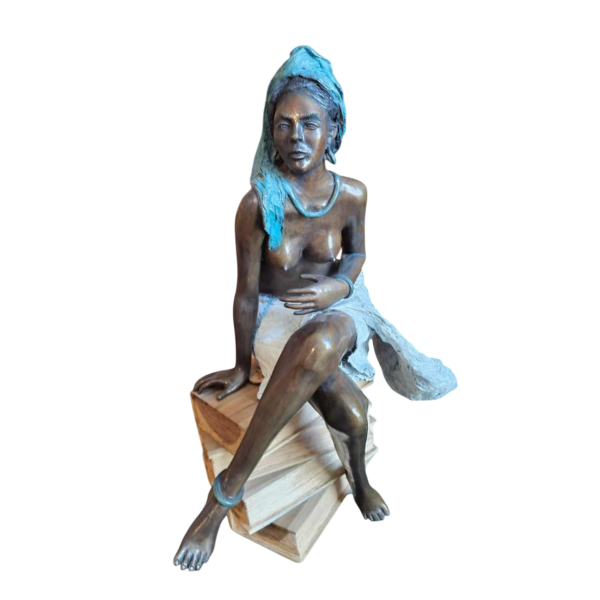 Adama Gandema 'La femme aux livres' sculpture en bronze cire perdue
