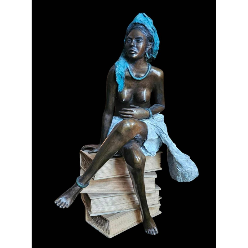 Adama Gandema 'La femme aux livres' sculpture en bronze cire perdue