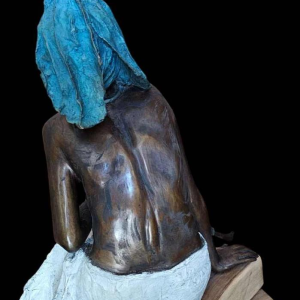 Adama Gandema 'La femme aux livres' sculpture en bronze cire perdue