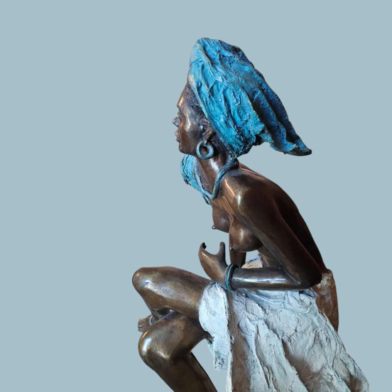 Adama Gandema 'De vrouw met de boeken' verloren was bronzen sculptuur