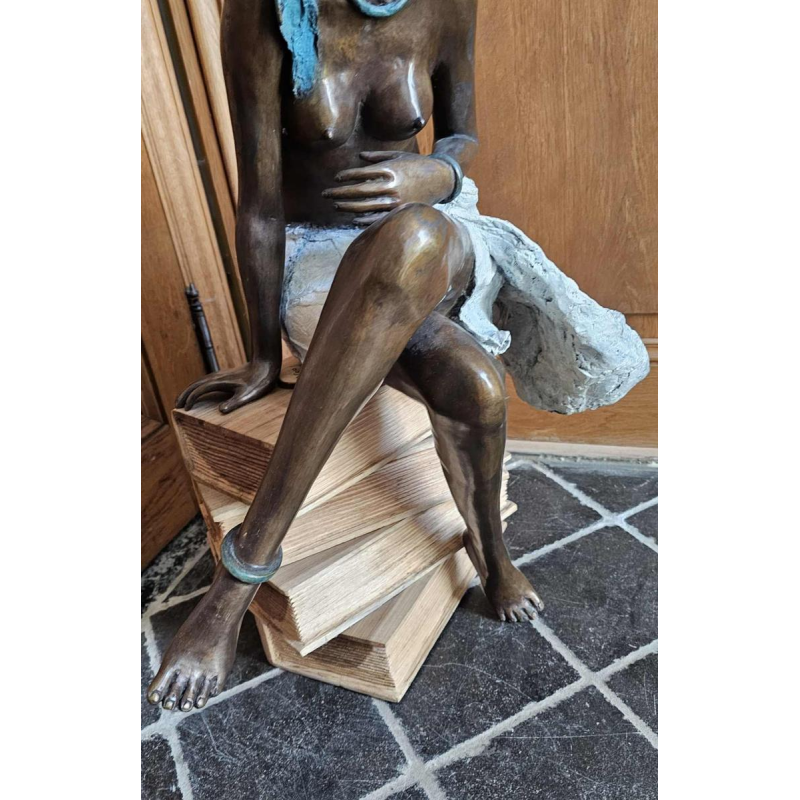 Adama Gandema 'De vrouw met de boeken' verloren was bronzen sculptuur