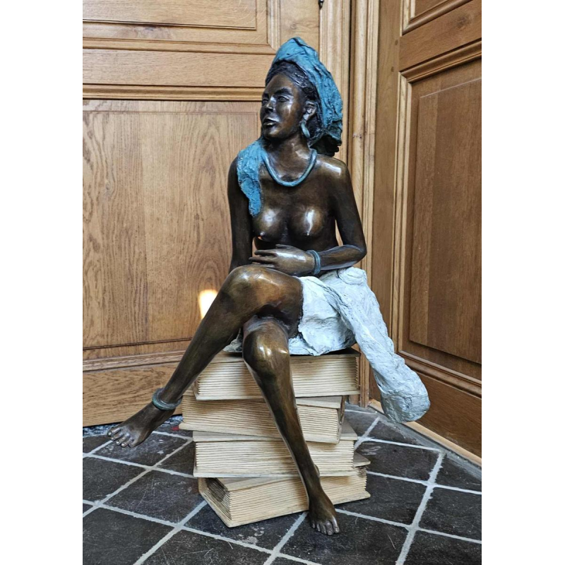Adama Gandema 'De vrouw met de boeken' verloren was bronzen sculptuur