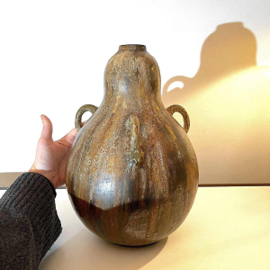 ROGER GUERIN, vase 'coloquinte' Art Nouveau brun à trois hanses, grès salé grand feu, Bouffioulx ca 1920