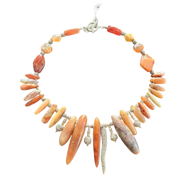 Nicole Vandenabeele, collier de perles de cornaline du néolithique, pendentif en argent