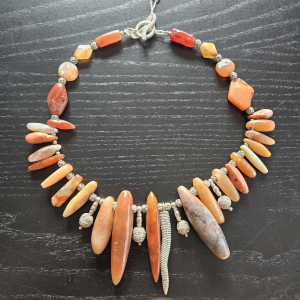 Nicole Vandenabeele, collier de perles de cornaline du néolithique, pendentif en argent