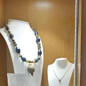 Collier de perles de verre très anciennes dont une « JATIM » ou « PELANGI » centrale 4 couleurs