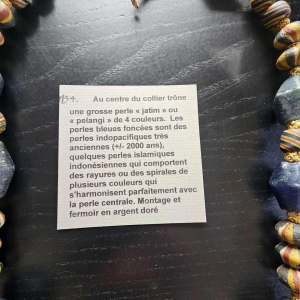 Ketting van zeer oude glazen kralen, waaronder een centrale JATIM of PELANGI kraal in 4 kleuren