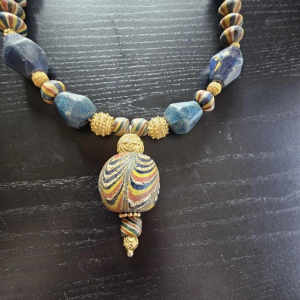 Collier de perles de verre très anciennes dont une « JATIM » ou « PELANGI » centrale 4 couleurs
