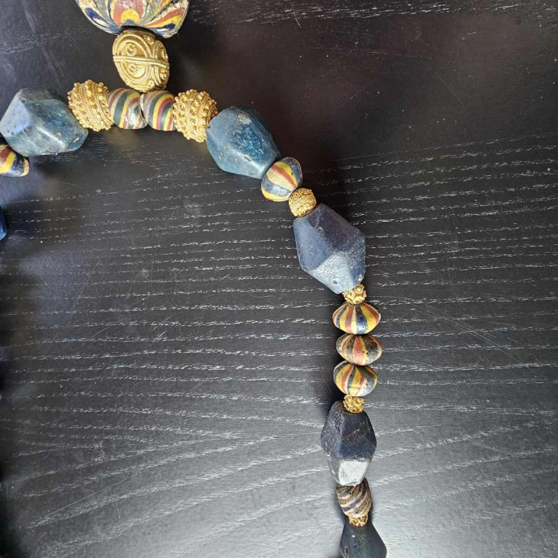 Collier de perles de verre très anciennes dont une « JATIM » ou « PELANGI » centrale 4 couleurs
