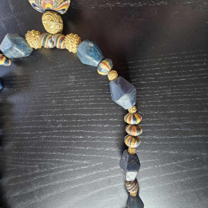 Ketting van zeer oude glazen kralen, waaronder een centrale JATIM of PELANGI kraal in 4 kleuren