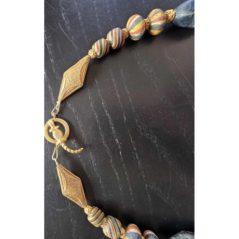 Ketting van zeer oude glazen kralen, waaronder een centrale JATIM of PELANGI kraal in 4 kleuren