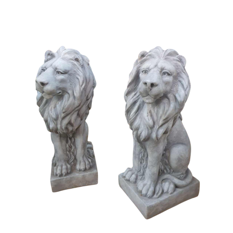 Paire de sculptures “Lion“ en béton, XXe s
