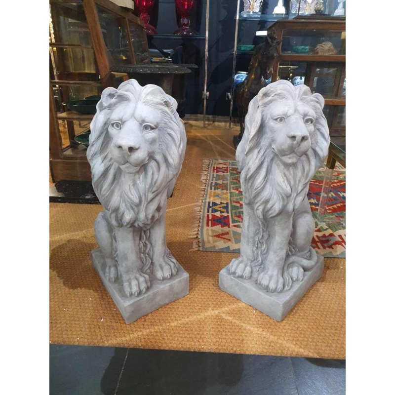 Paire de sculptures “Lion“ en béton, XXe s