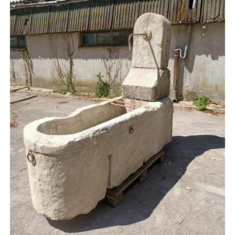 Fontaine en pierre ancienne, 19ème siècle